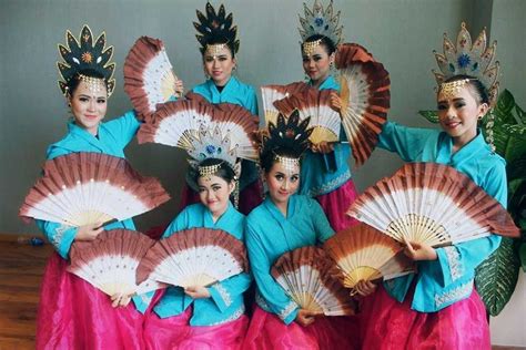  Amongst the Butterflies: A Dance Through Indonesian Social Tapestry